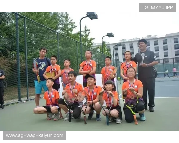 网球赛事与社区志愿者联合推广青少年项目扩大影响力，关于网球社团的宣传标语